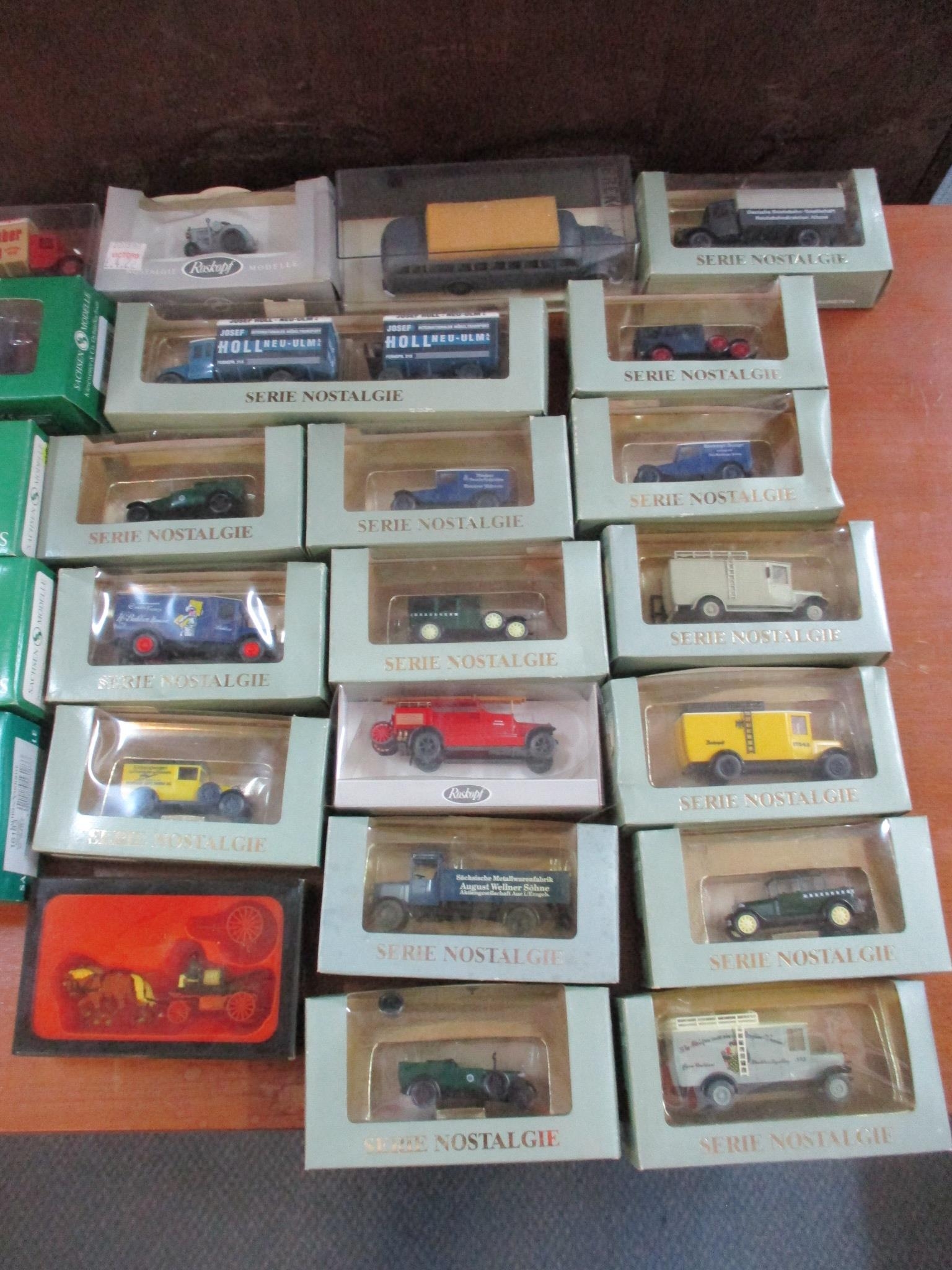 A lot of boxed HO model railway miniatures and accessories to include model vehicles to include Roco - Bild 4 aus 4