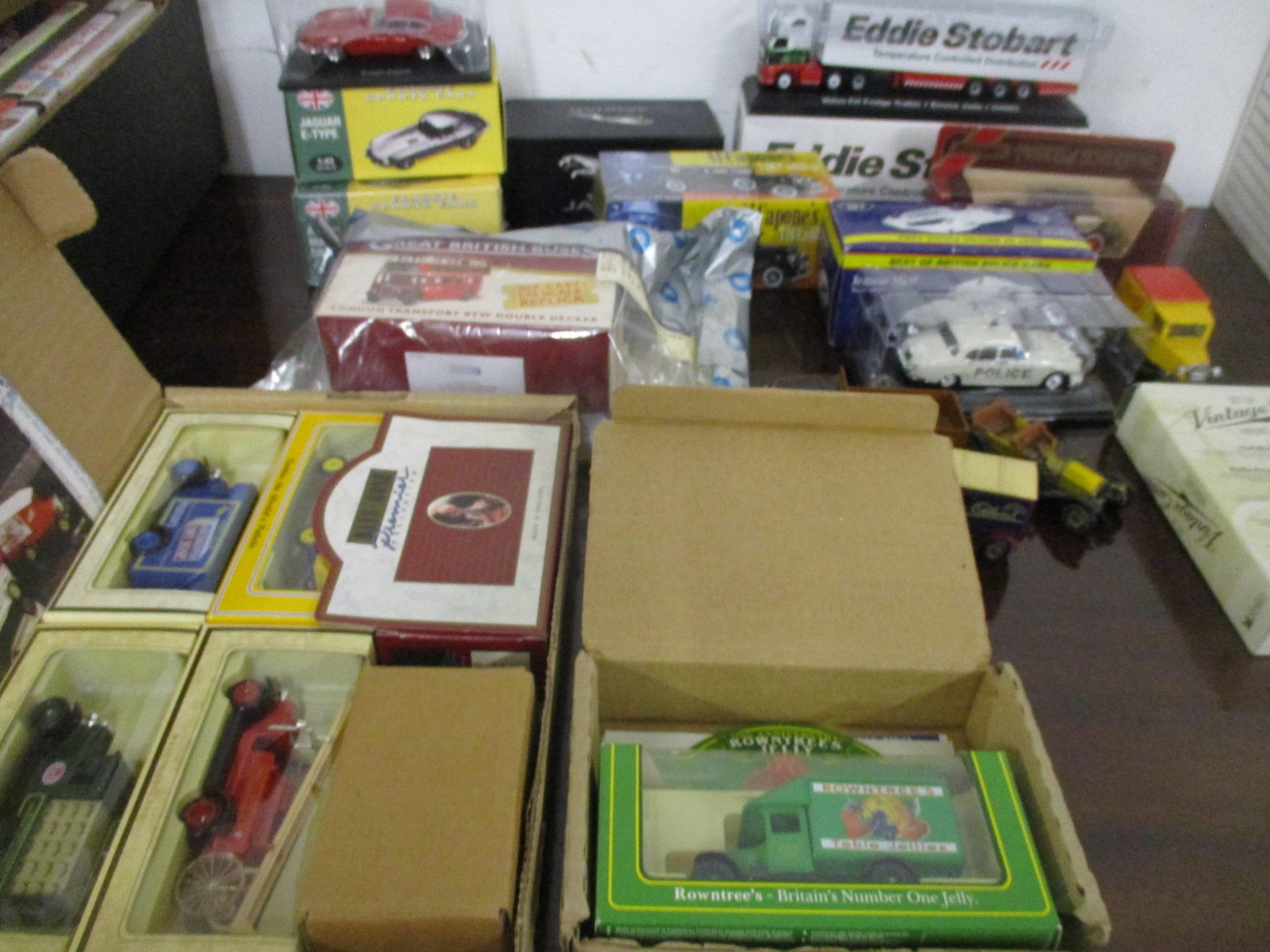 A small collection of vintage diecast model vehicles to include a Jaguar Mk II Bedfordshire police - Image 2 of 3