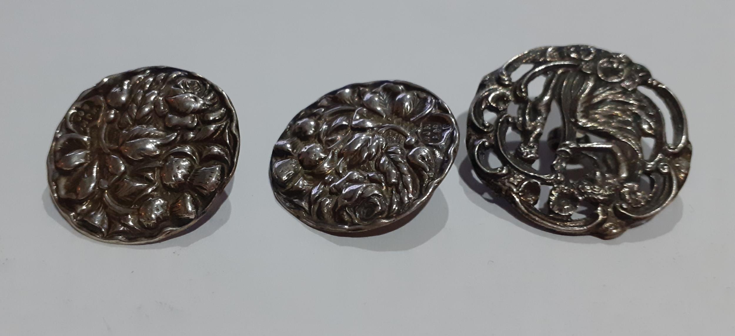 A cased set of 6 early 20th Century silver buttons 'The Cherub Choir' with rope twist border, makers - Image 2 of 3