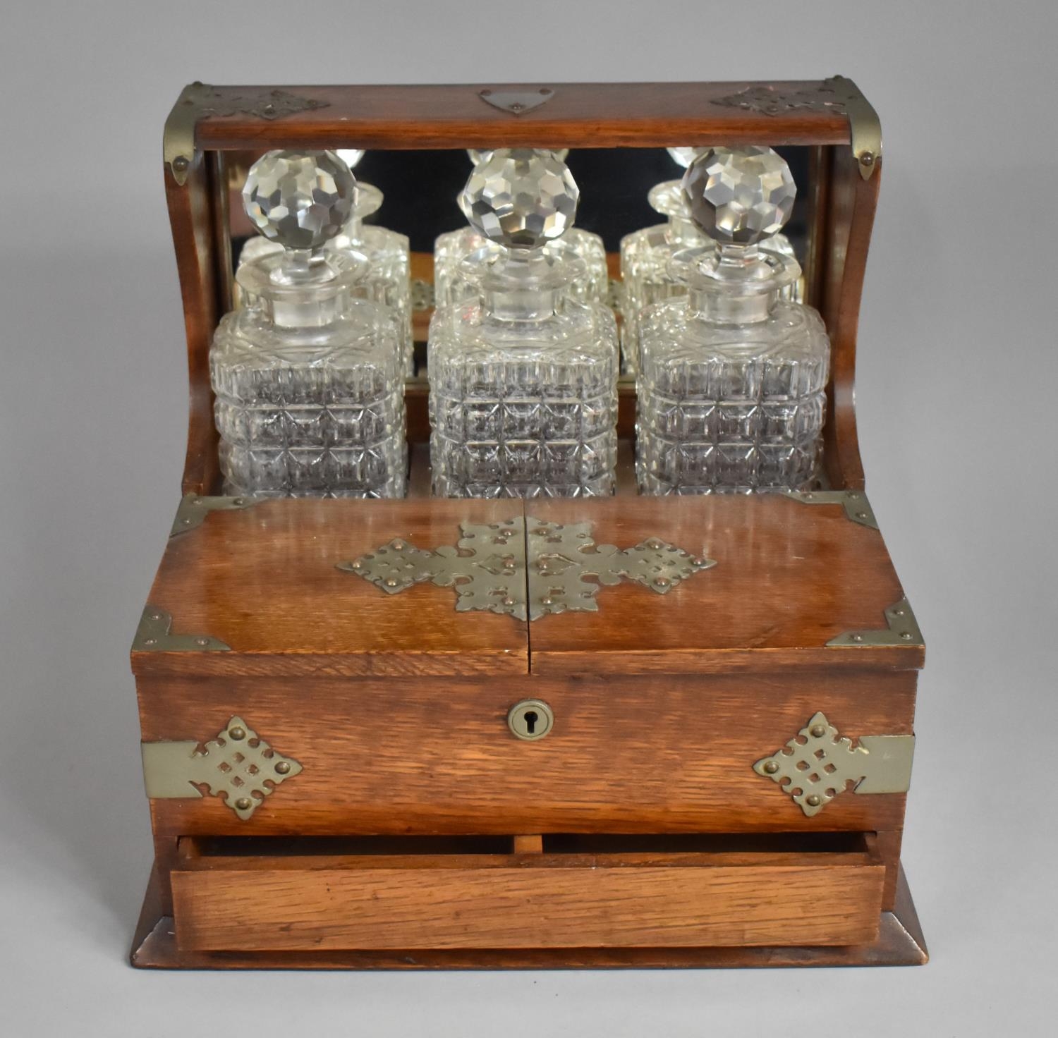 An Edwardian Oak Silver Plate Mounted Combination Three Bottle Tantalus Gaming Box having Mirrored - Bild 2 aus 3