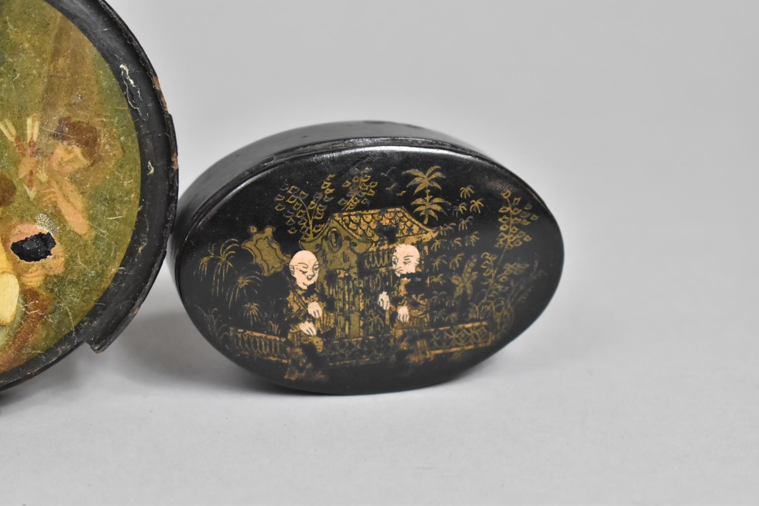 A 19th Century Papier-Mache Circular Snuff Pot, the Lid Decorated with Figural Scene of Elderly Lady - Bild 4 aus 5