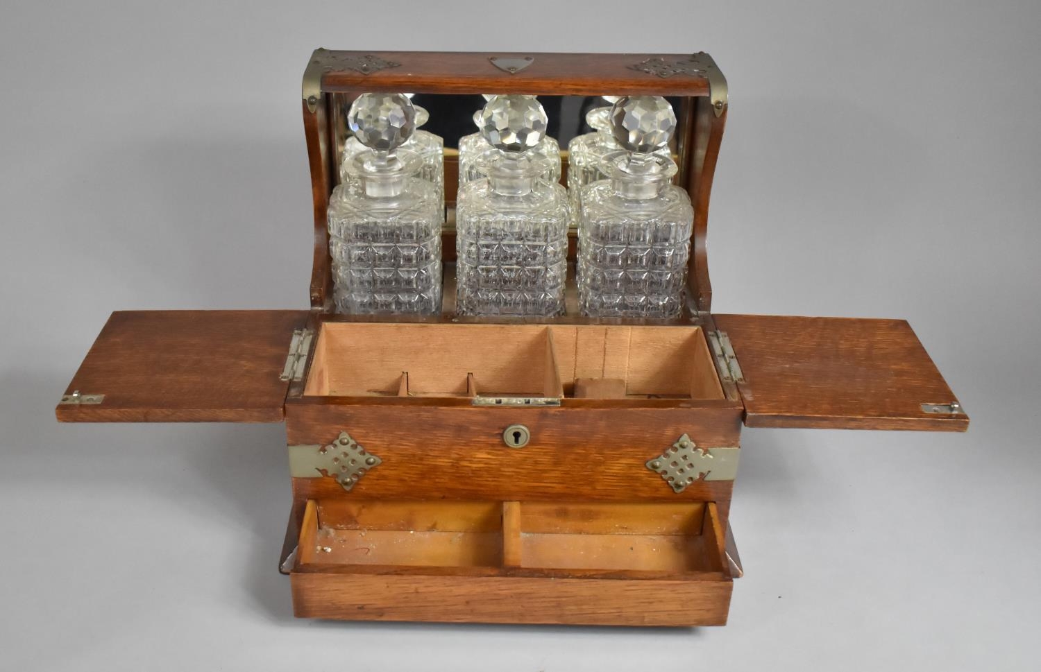 An Edwardian Oak Silver Plate Mounted Combination Three Bottle Tantalus Gaming Box having Mirrored - Bild 3 aus 3