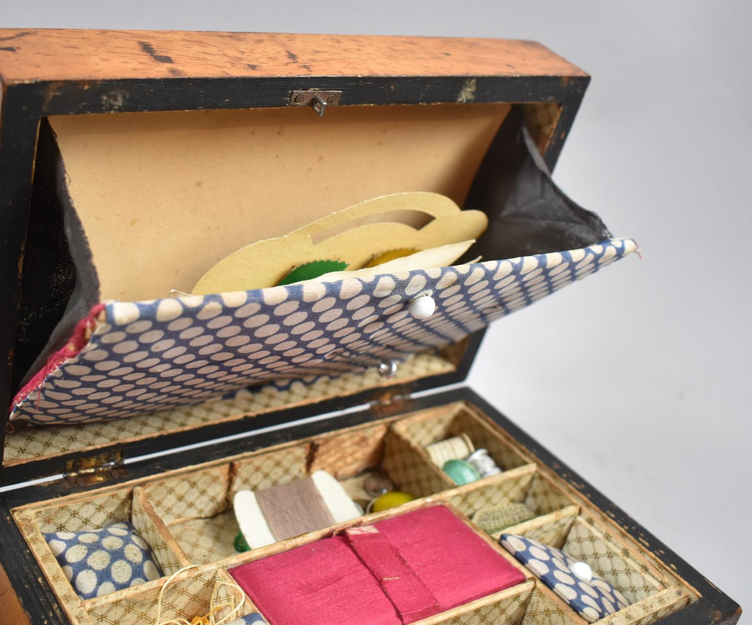 A Late Victorian/Edwardian Inlaid Walnut Workbox with Fitted Removable Tray Containing Various - Bild 3 aus 3