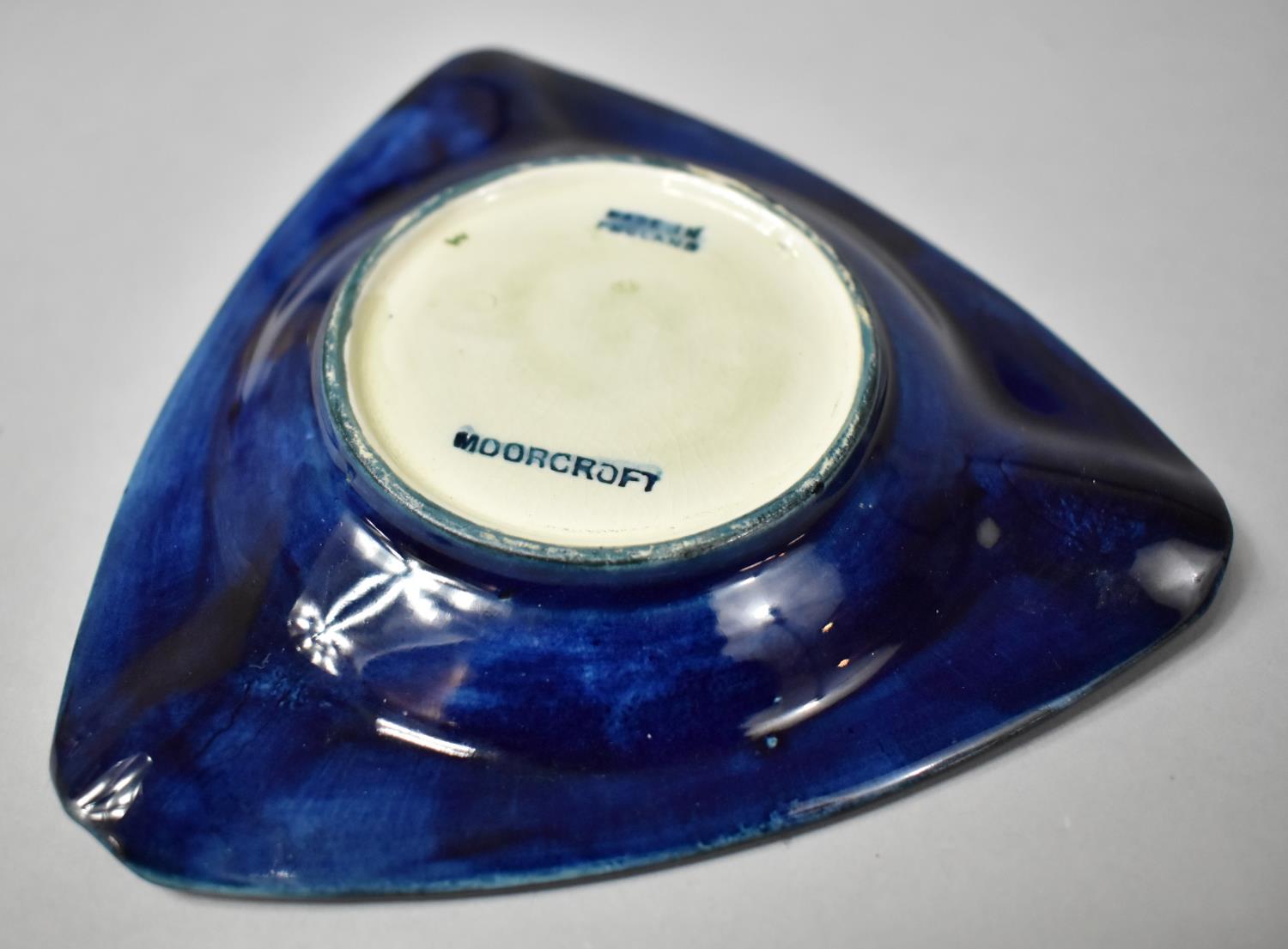 A Moorcroft Triangular Ashtray - Image 4 of 4