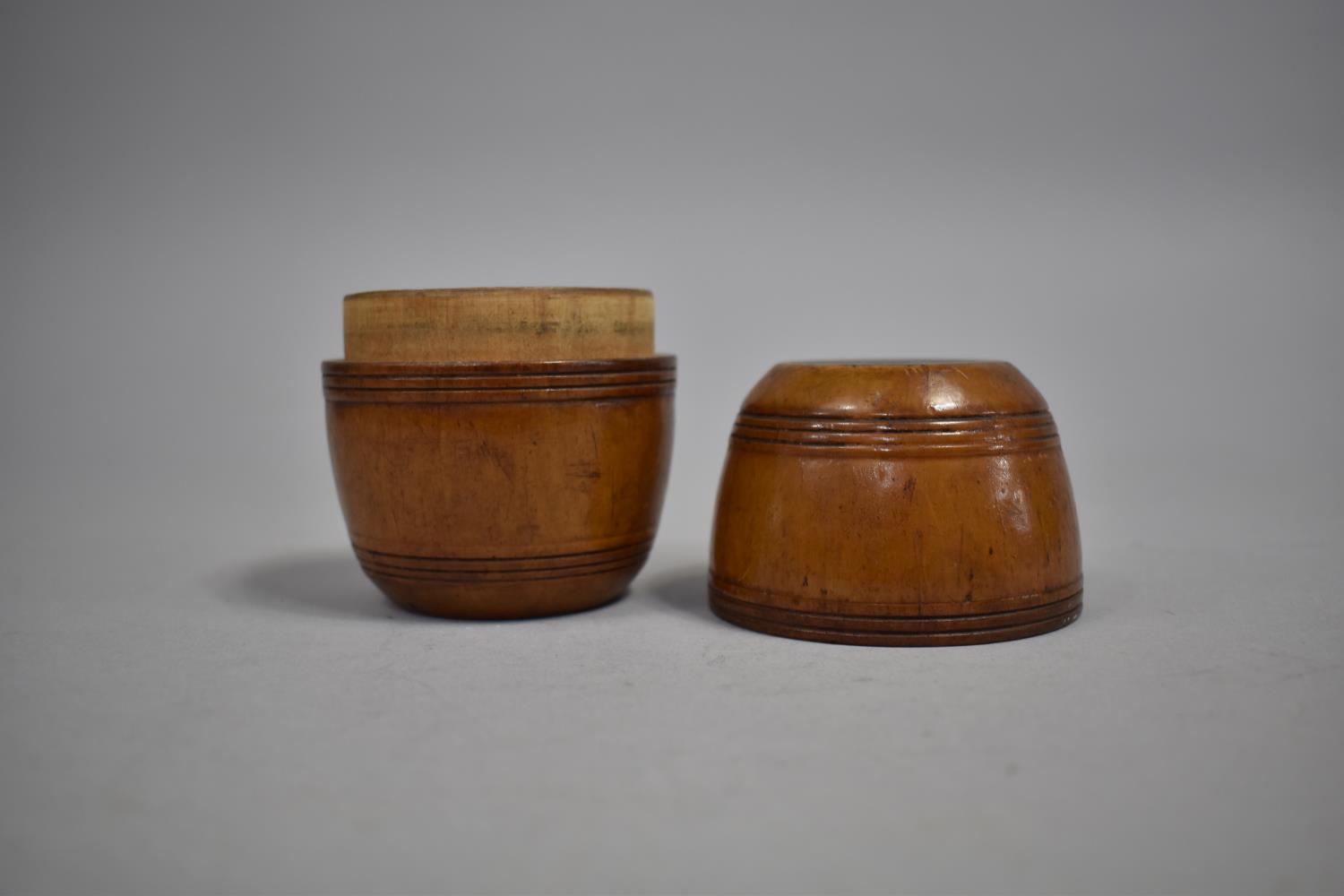 A Late 19th/Early 20th Century Treen Box in the Form of a Barrel, 9.5cm high - Image 3 of 3