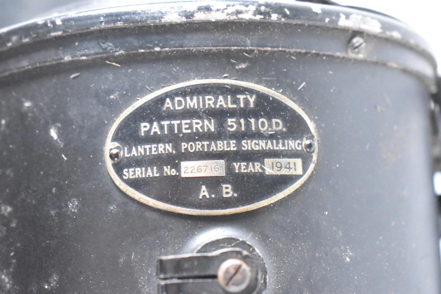 A WWII Royal Navy Aldis Signalling Lamp with Plate Inscribed Admiralty Pattern 5110 Lantern Portable - Image 3 of 3