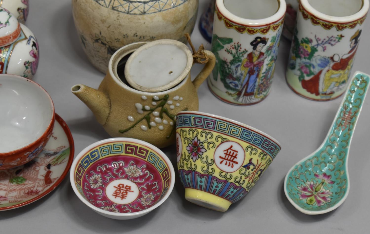 A Large Collection of Various Japanese Souvenir Kutani and Satsuma Teawares and Vases (Various - Bild 2 aus 4