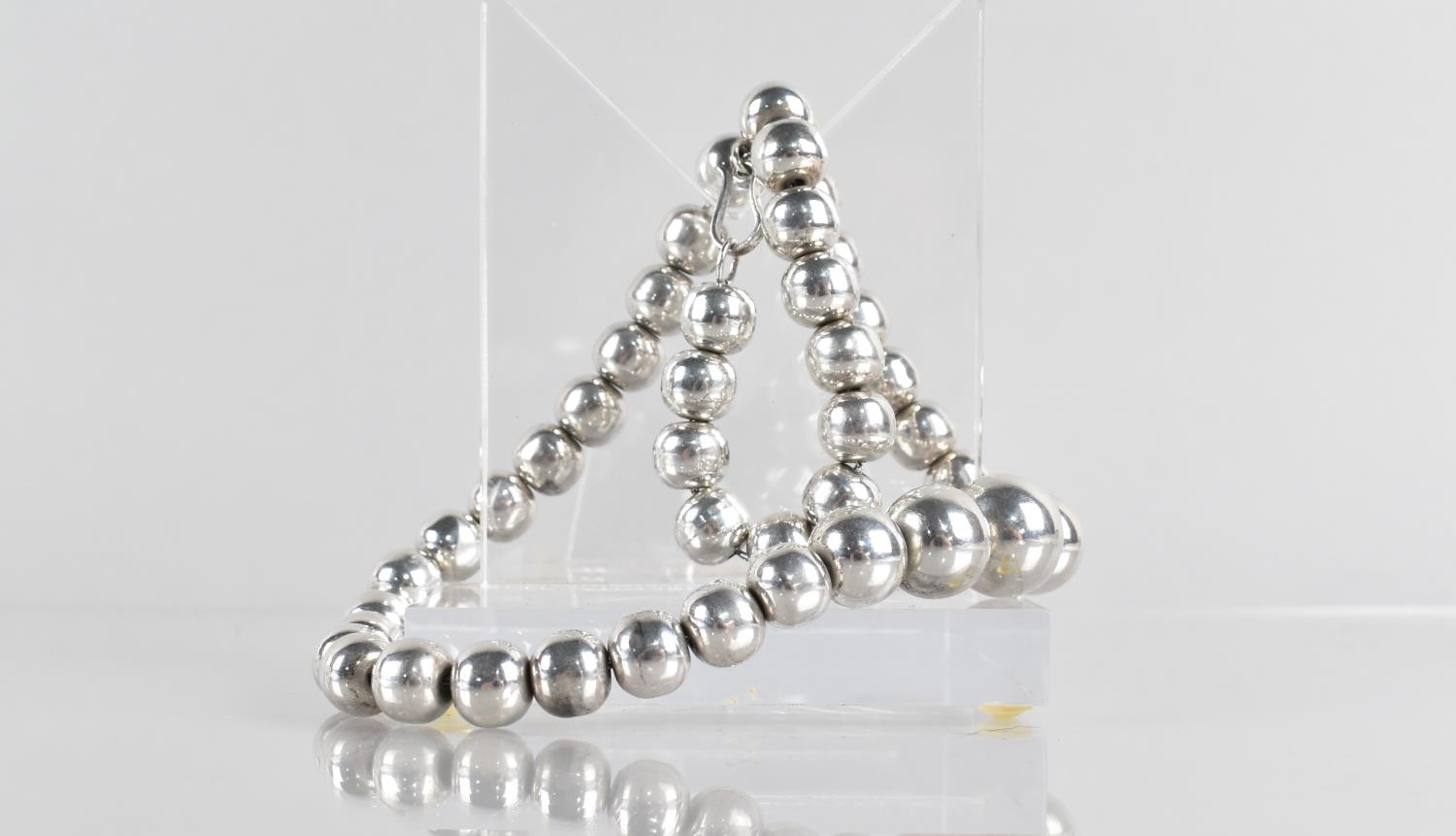 A Graduated Silver Bead on Trace Chain Necklace, Compressed Spheres 8mm by 10mm to 16mm by 12mm, - Bild 3 aus 3