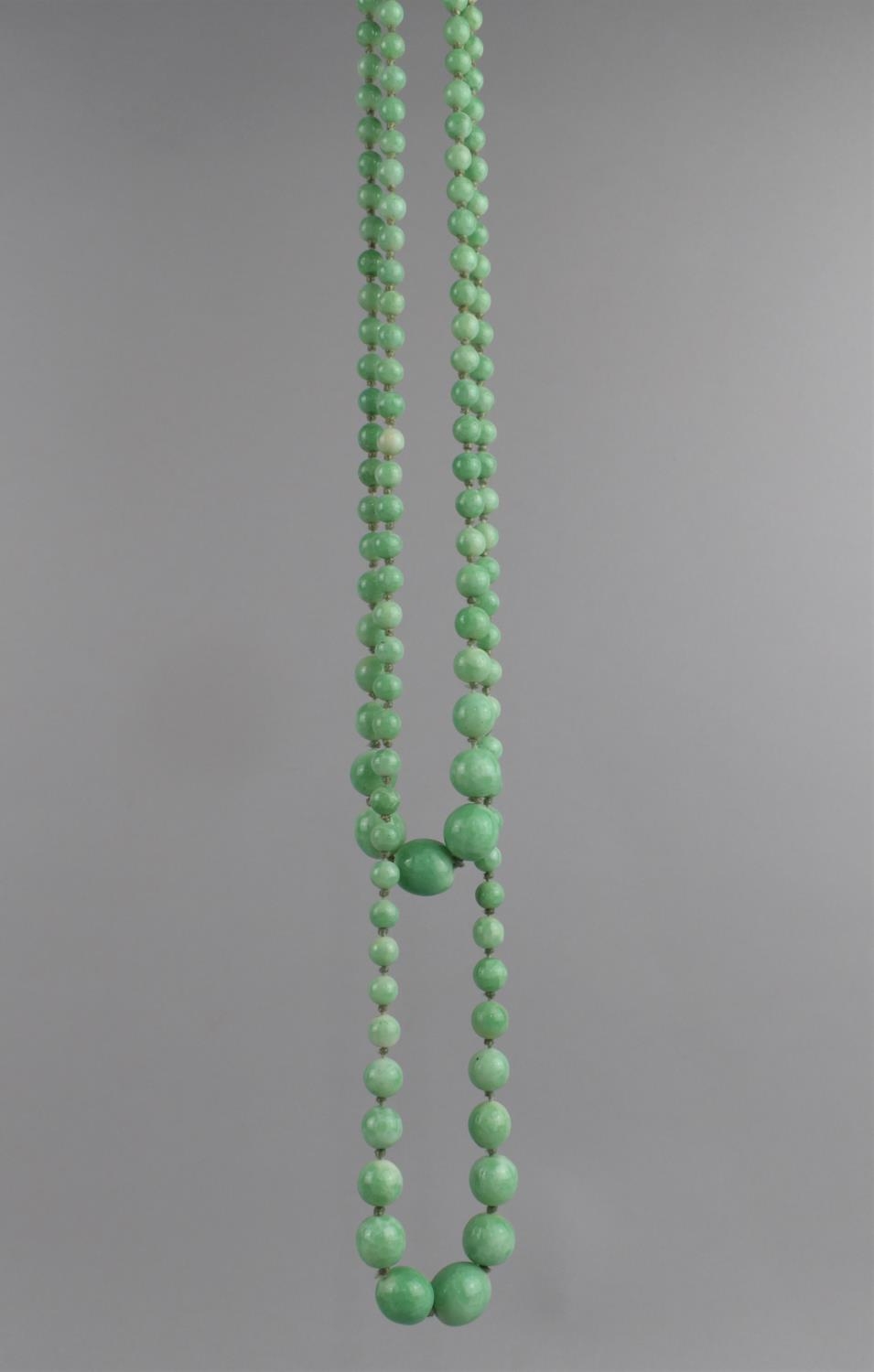 A Double String of Early 20th Century Faux Applegreen Jade Graduated Ovoid Beads, Longest Length - Bild 2 aus 3