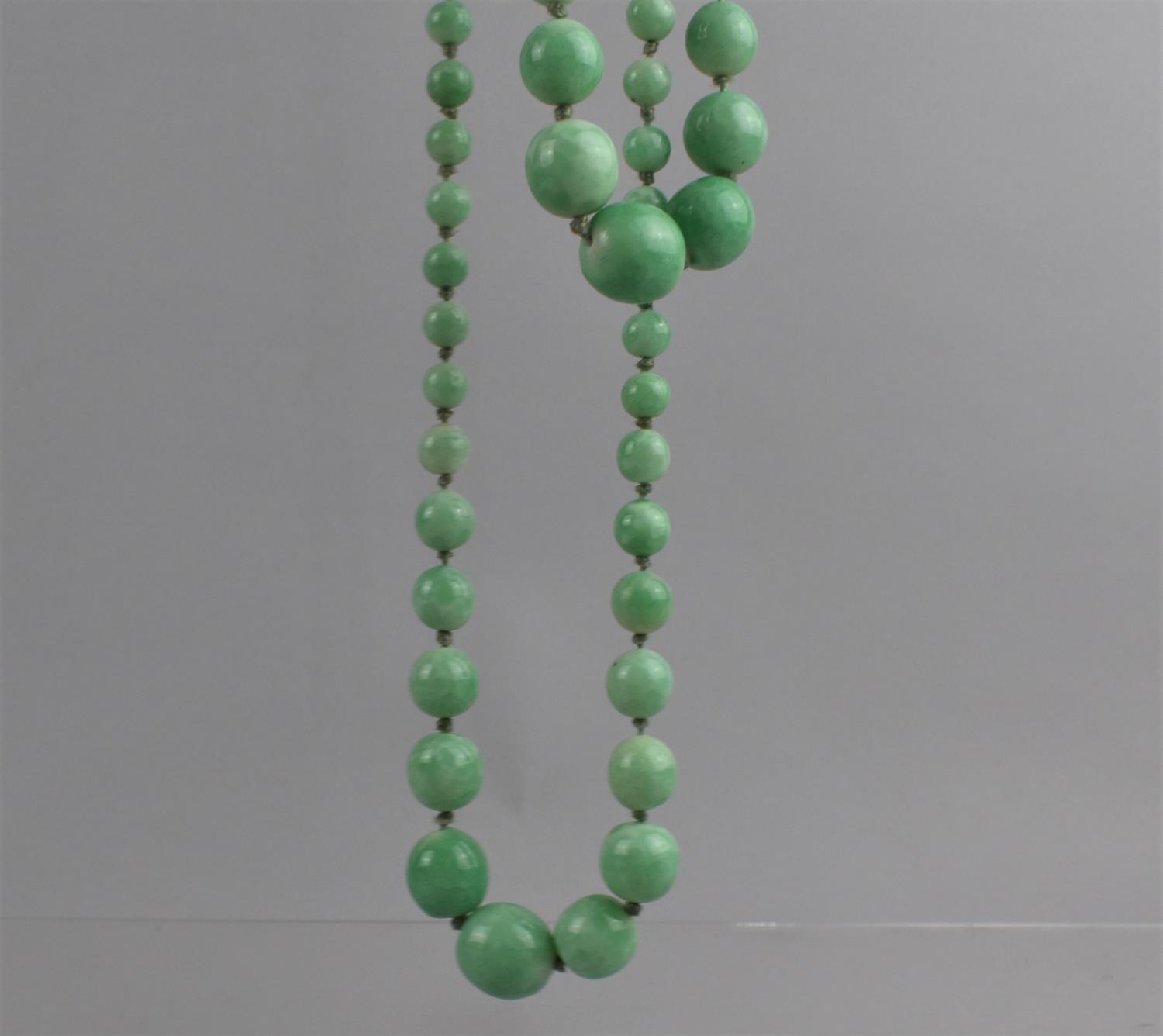 A Double String of Early 20th Century Faux Applegreen Jade Graduated Ovoid Beads, Longest Length - Bild 3 aus 3