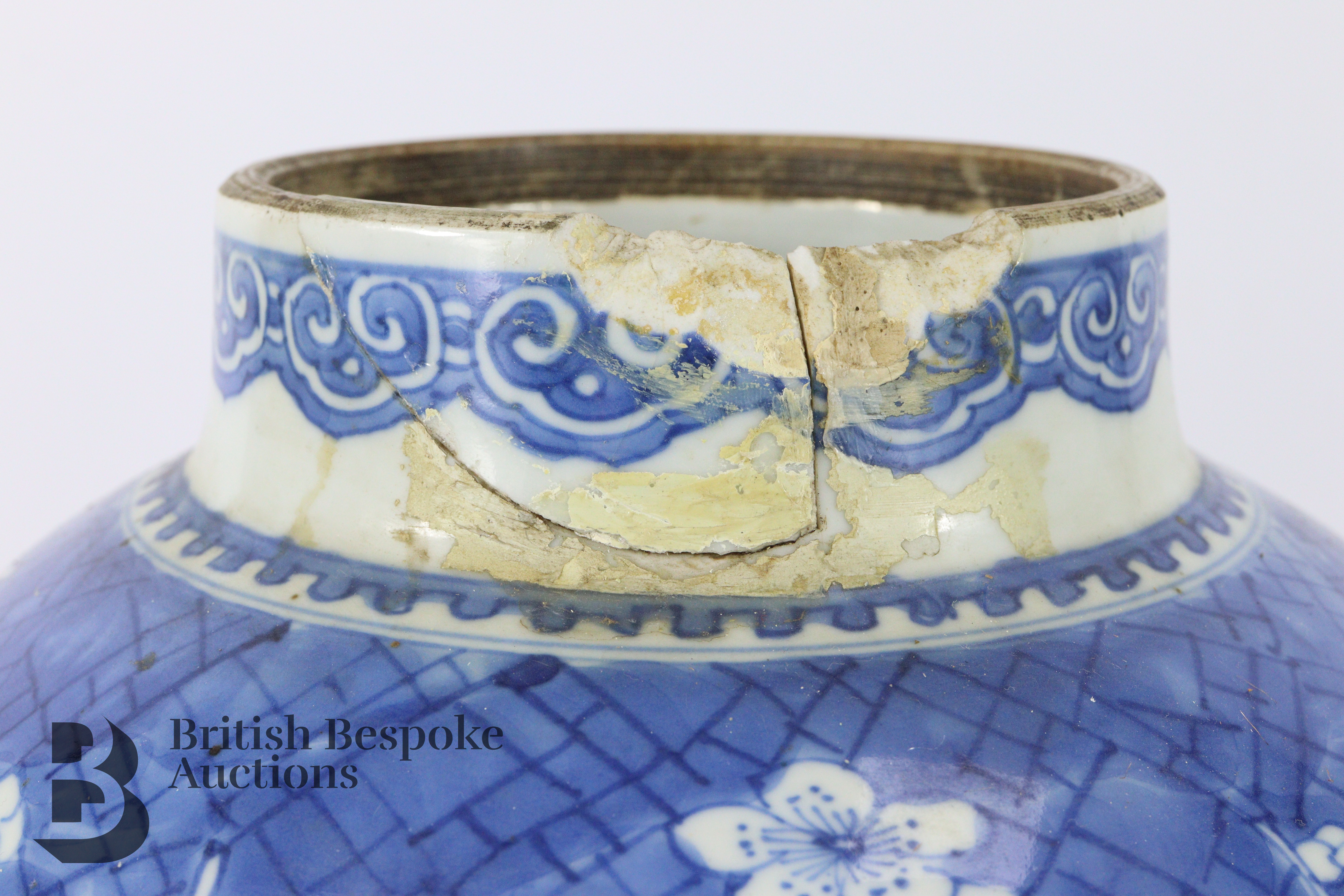 Large Chinese Blue and White Vase - Image 4 of 9