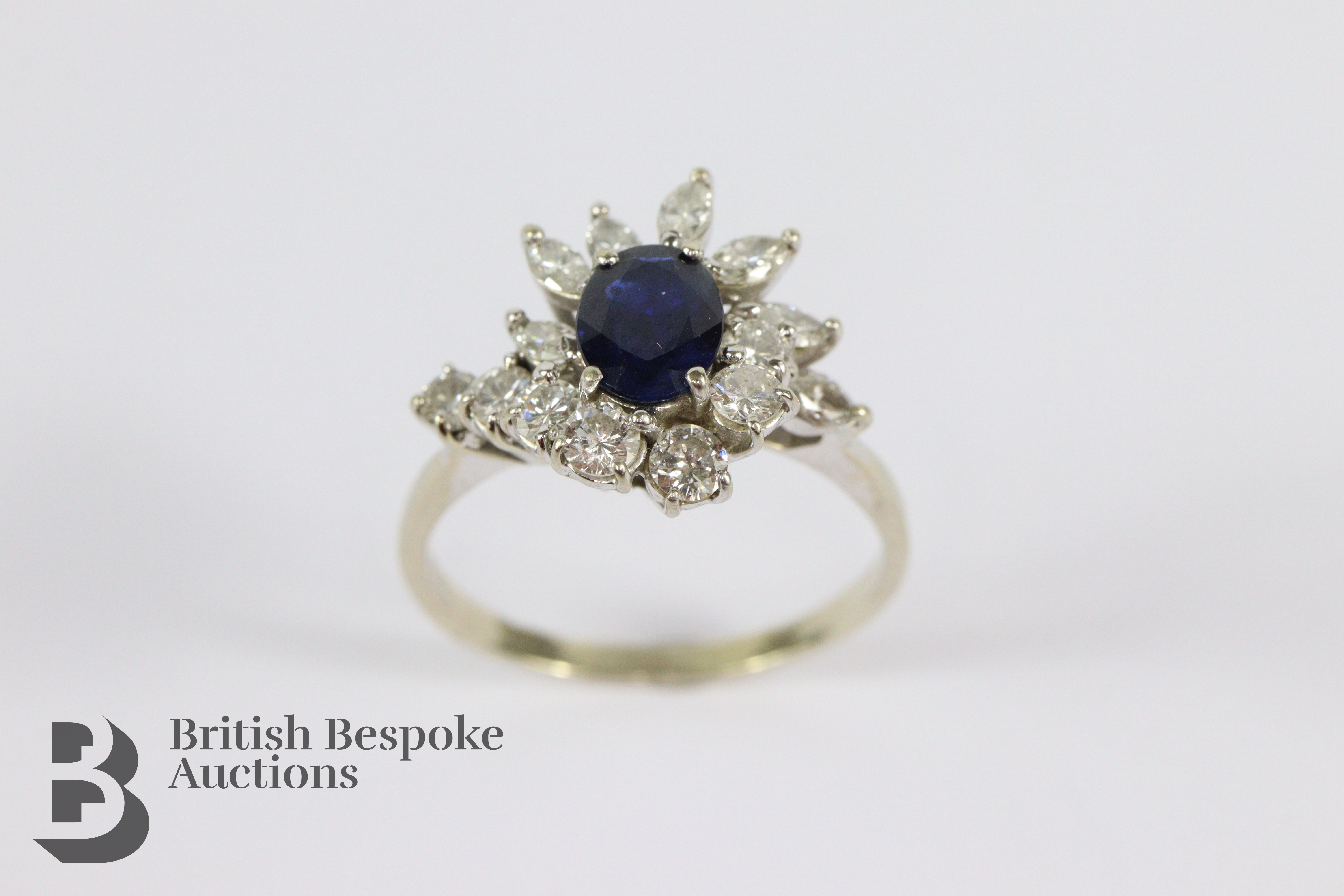 18ct White Gold and Sapphire Ring - Image 5 of 5