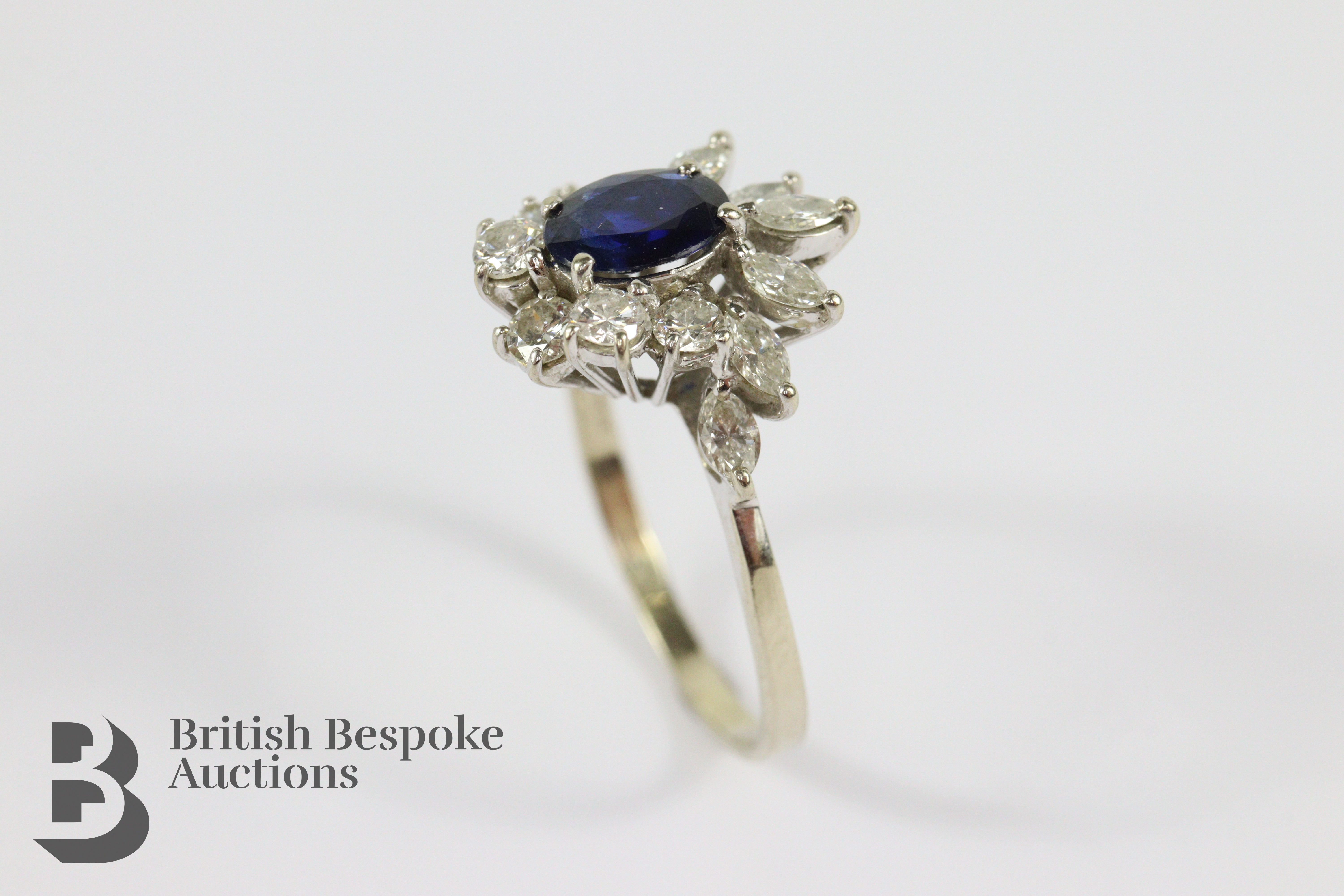 18ct White Gold and Sapphire Ring - Image 2 of 5