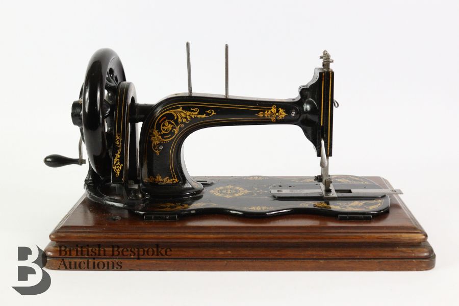 Vintage Singer Sewing Machine - Image 3 of 5