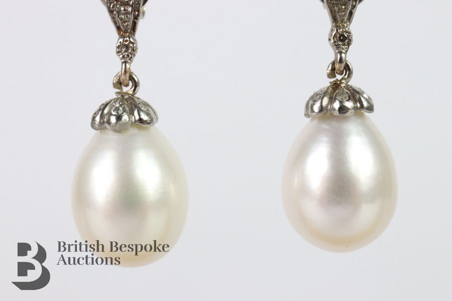 Pair of 18ct White Gold Lozenge Pearl Earrings - Image 2 of 3