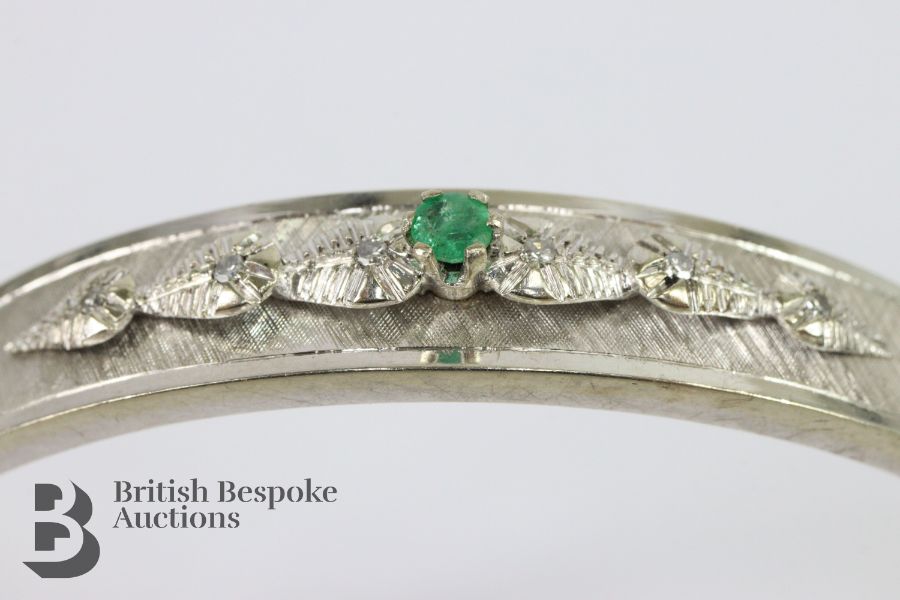 18ct White Gold Emerald and Diamond Bangle - Image 3 of 3