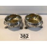 PAIR OF GEORGE III HALLMARKED SILVER EMBOSSED CIRCULAR SALTS ON HOOF FEET 6.5, 117 GRAMS