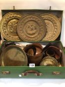 MIXED VINTAGE COLLECTION OF BRASS AND COPPERWARE ITEMS. INCLUDES POTS, WALL PLAQUES, AND MORE. IN