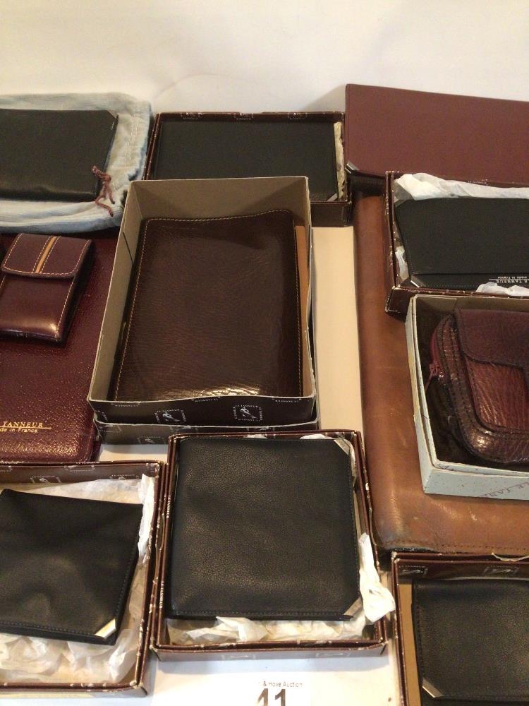 EXTENSIVE BOXED COLLECTION OF LE TANNEUR LEATHER WALLETS WITH LEATHER BINDER AND SLEEVE. - Image 3 of 6