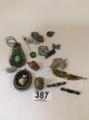 MIXED VINTAGE JEWELLERY INCLUDES SOME 925 SILVER AND MORE