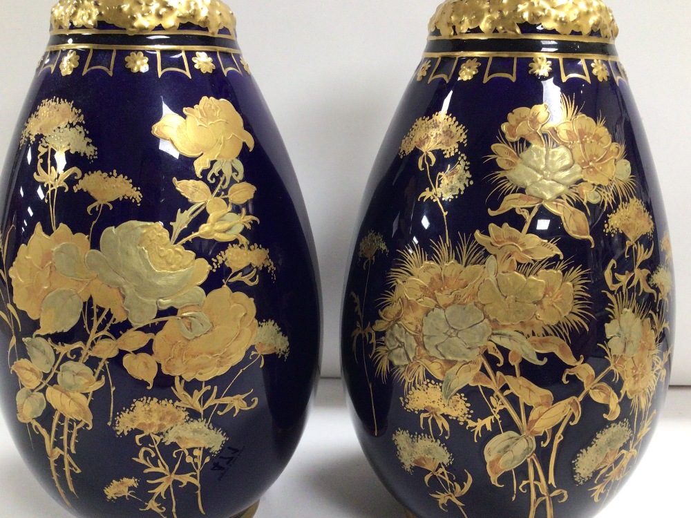 ROYAL CROWN DERBY COBALT BLUE WITH GILT DECORATION PAIR OF VASES, 23CM BOTH SLIGHT DAMAGE TO THE - Image 5 of 6