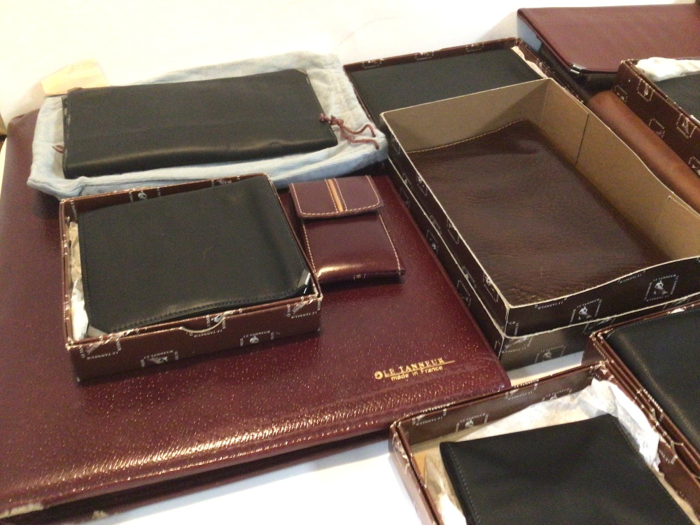 EXTENSIVE BOXED COLLECTION OF LE TANNEUR LEATHER WALLETS WITH LEATHER BINDER AND SLEEVE. - Image 5 of 6
