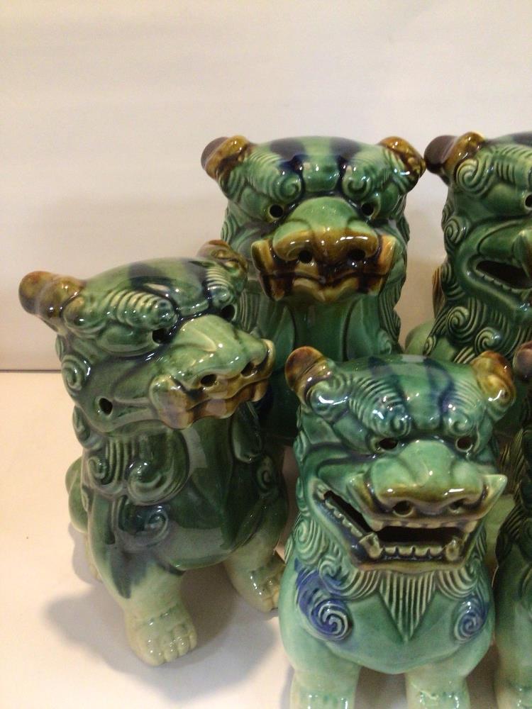 THREE VINTAGE PAIRS OF CHINESE CERAMIC TEMPLE GUARDIAN FU DOGS LARGEST BEING 20CM X 25CM. - Image 4 of 5