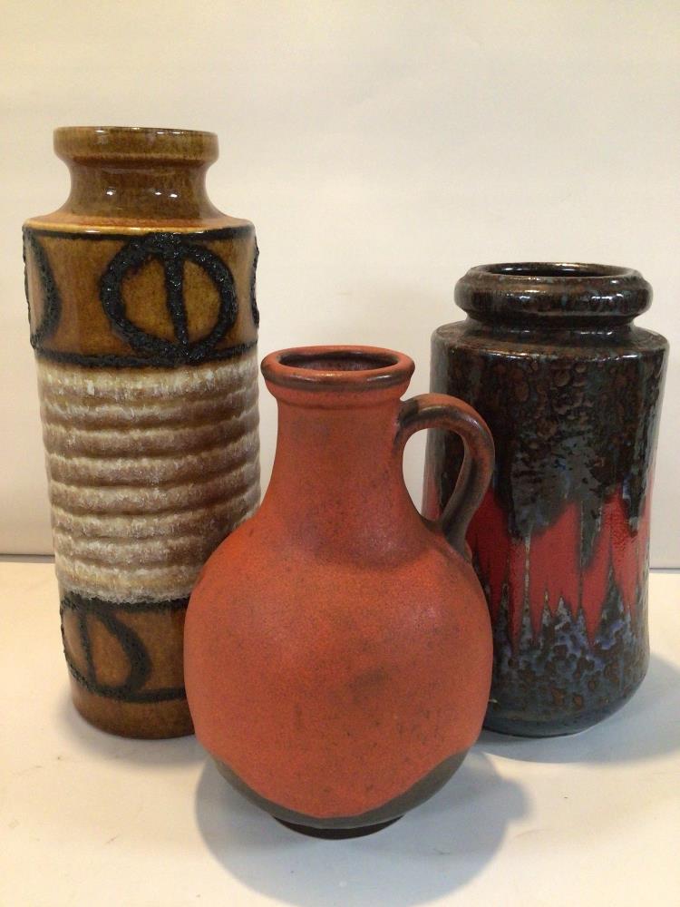 TWO WEST GERMAN STUDIO POTTERY VASES AND SIMILAR RED GLAZED EWER. THE LARGEST IS 27CM HIGH. - Image 2 of 5