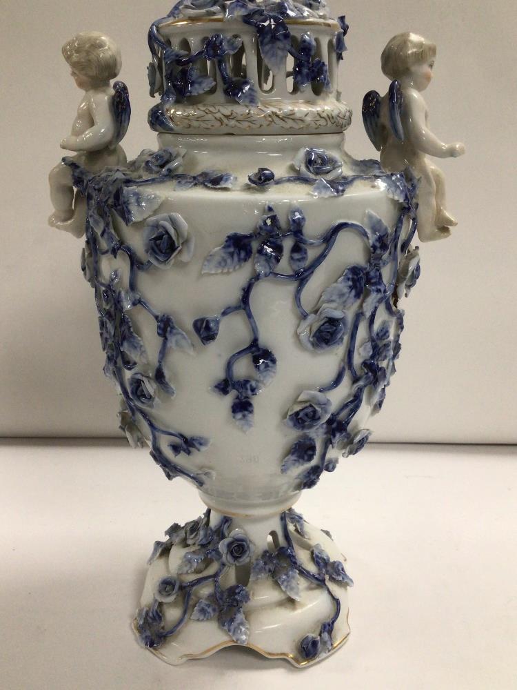 19TH CENTURY CONTINENTAL LIDDED POT PORRI VASE DECORATED WITH CHERUBS, 26CM - Image 2 of 6