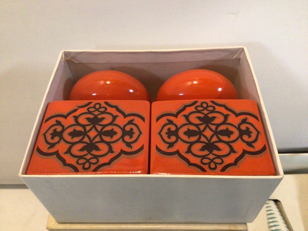 TWO BOXED RETRO POTTERY SALT & PEPPER SHAKERS, (CARLTON WARE AND HORNSEA). WITH A SET OF FOUR - Image 5 of 6