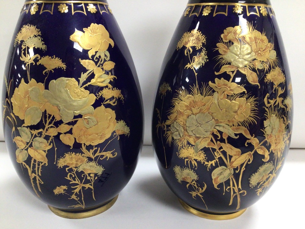 ROYAL CROWN DERBY COBALT BLUE WITH GILT DECORATION PAIR OF VASES, 23CM BOTH SLIGHT DAMAGE TO THE - Image 4 of 6