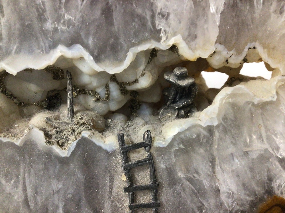 STONE SLAB OF CANADIAN QUARTZ CRYSTAL CARVING OF A MINER. - Image 4 of 5