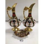 A PAIR OF ROYAL CROWN DERBY IMARI PATTERNED GILT DECORATION EWERS, 26CM (ONE A/F) WITH A ROYAL CROWN