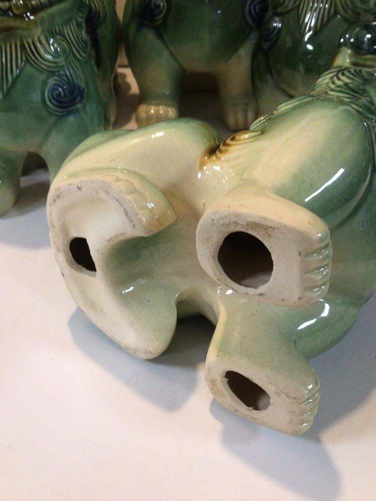 THREE VINTAGE PAIRS OF CHINESE CERAMIC TEMPLE GUARDIAN FU DOGS LARGEST BEING 20CM X 25CM. - Image 5 of 5