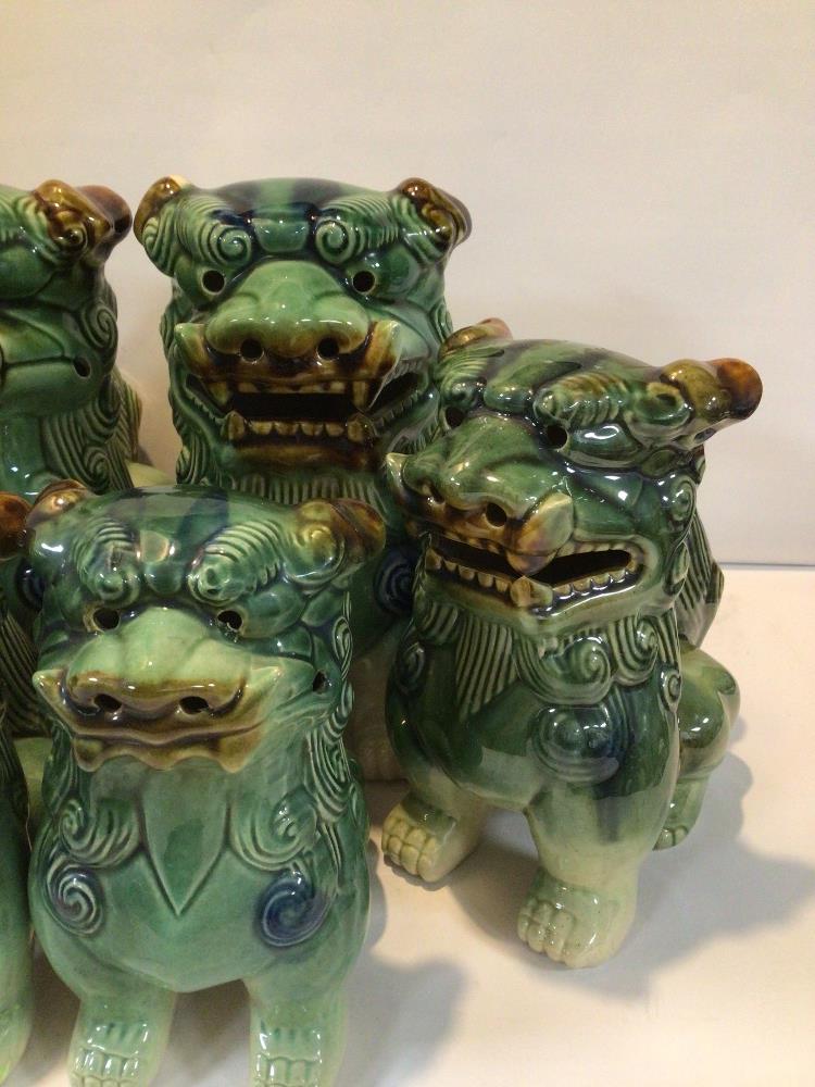 THREE VINTAGE PAIRS OF CHINESE CERAMIC TEMPLE GUARDIAN FU DOGS LARGEST BEING 20CM X 25CM. - Image 3 of 5