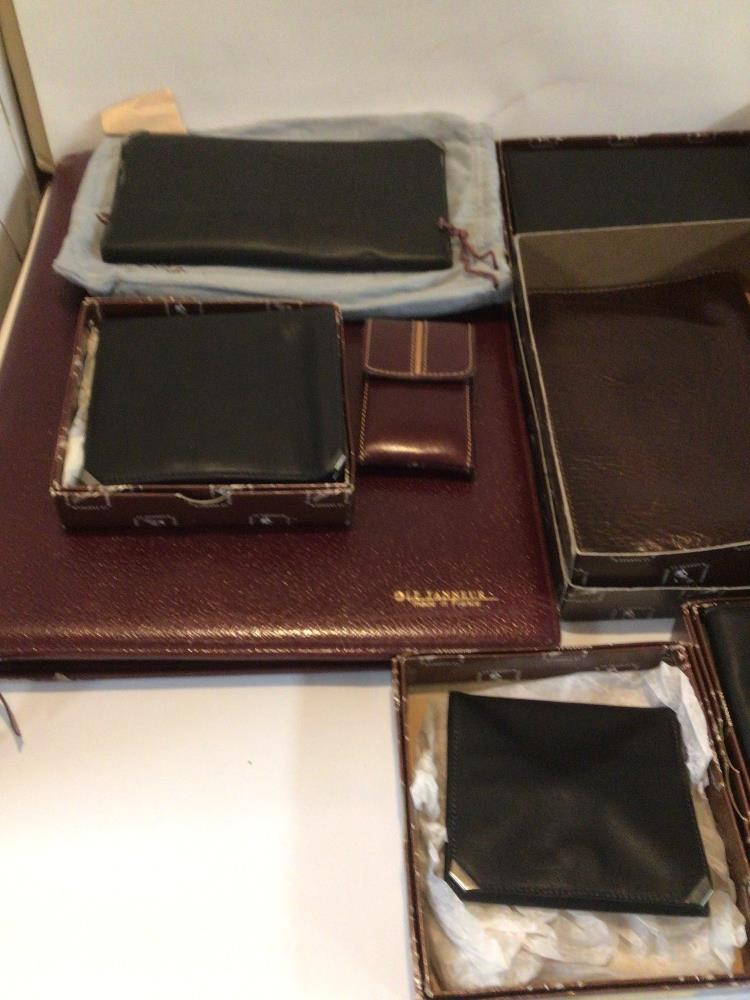 EXTENSIVE BOXED COLLECTION OF LE TANNEUR LEATHER WALLETS WITH LEATHER BINDER AND SLEEVE. - Image 4 of 6