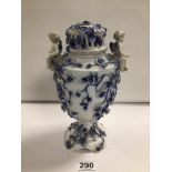 19TH CENTURY CONTINENTAL LIDDED POT PORRI VASE DECORATED WITH CHERUBS, 26CM