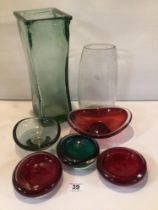 MIXED COLLECTION OF ART GLASS BOWLS AND VASES. NO MARKINGS.