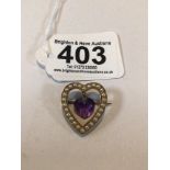 ANTIQUE 15K GOLD HEART-SHAPED BROOCH WITH SEED PEARLS AND HEART-SHAPED AMETHYST, 2.5 X 2CM