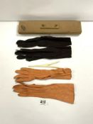 CASED SET OF GLOVES WITH STRETCHER