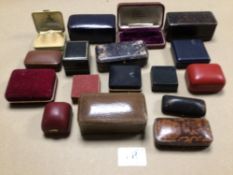 COLLECTION OF VINTAGE EMPTY JEWELLERY BOXES. INCLUDES JAMES WALKER LTD., STRATTON DE-LUXE, AND MORE.