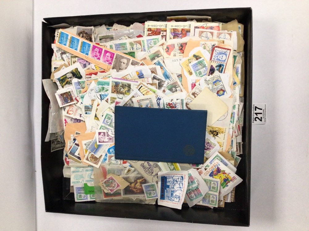 LARGE QUANTITY OF LOOSE STAMPS WITH A SMALL BOOKLET OF STAMPS