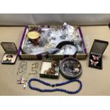 MIXED COLLECTION OF COSTUME JEWELLERY. INCLUDES FA