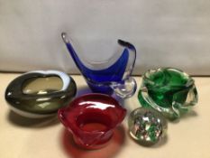 FIVE MIXED SELECTION OF ART GLASS ITEMS. FOUR BOWLS AND A PAPERWEIGHTS. NO MARKS.