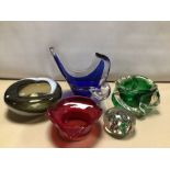 FIVE MIXED SELECTION OF ART GLASS ITEMS. FOUR BOWLS AND A PAPERWEIGHTS. NO MARKS.