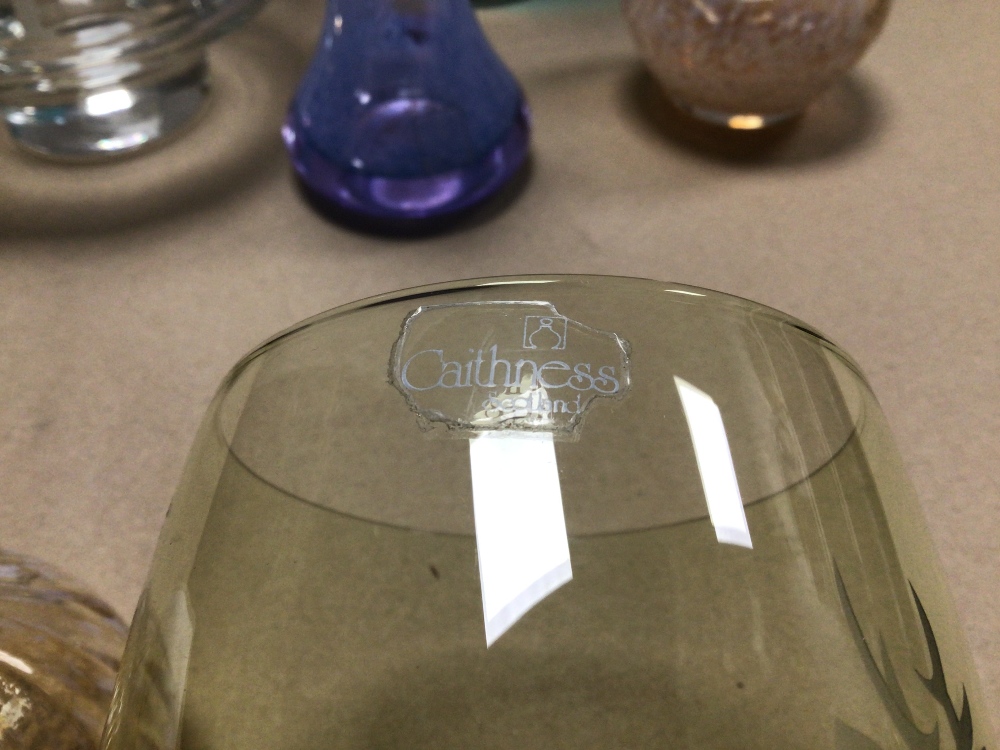 SIX ITEMS OF CAITHNESS GLASSWARE, INCLUDING A SWIRL DECORATED BOWL AND TWO ENGRAVED VASES. ONE - Image 7 of 8