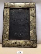 19/20TH CENTURY DECORATIVE TABLETOP PICTURE FRAME. A/F. 18CM X 19CM.