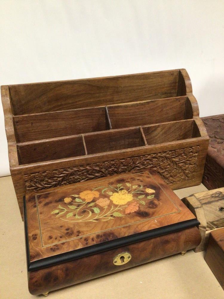 MIXED VINTAGE WOODEN ITEMS INCLUDING INCENSE HOLDER, SORRENTO MUSIC JEWELLERY BOX, DESK TIDY, AND - Image 4 of 7