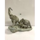 LLADRO LARGE SCULPTURE OF A HEAD OF ELEPHANTS, 37CM A/F (TAIL REFIXED)