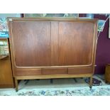 MID-CENTURY TEAK CABINET ON LEGS, 150 X 131 X 41CM